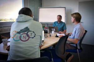 Titelbild_Projekt Projektteam. Im Vordergrund Pullover mit MINT-Logo