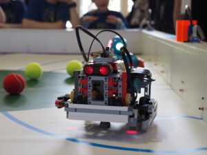 Roboter eines teilnehmenden Teams beim Lösen der Wettbewerbsaufgabe